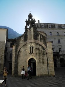 Une petite chapelle au clocher dégagé.