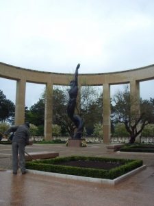 Monument au cimetière américain de Colleville