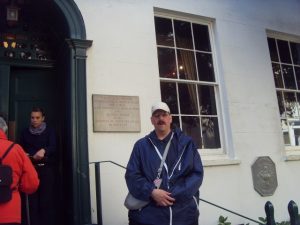 Gérald devant la maison Haute-Ville (Victor Hugo)