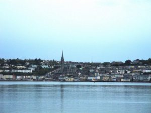 La ville de Cobh vu du bateau