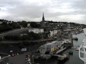 La ville de Cobh vu du bateau