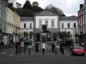 Dans la ville de Cobh