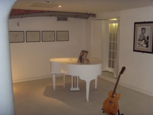 Reconstitution de l'appartement et du piano de John Lennon (Imagine)