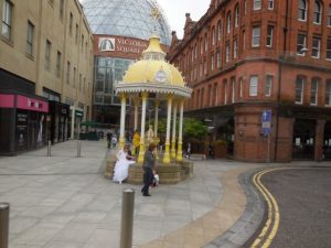 Devant le centre d'achat Victoria Square