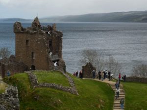 Chateau Urquhat devant le loch ness