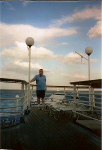 Daniel pose à l'arrière du bateau aucune comparaison avec Celebrity