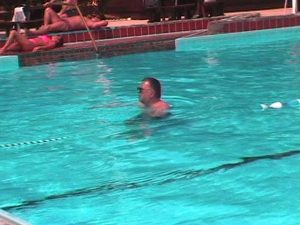 Daniel dans la piscine