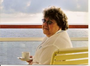 Micheline prend son café sur le balcon