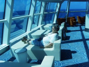 Micheline relaxe sur le devant du bateau à l'Observation Lounge Bar