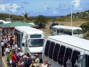 Train du tour de l'île - les gens attendent pour embarquer