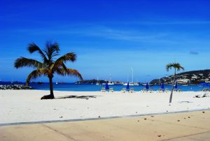 Sable blanc et ciel bleu