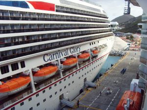 Le Carnaval Glory au port