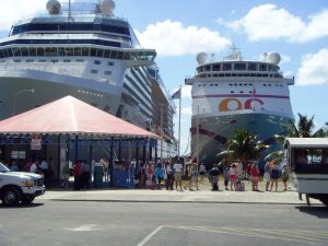 Notre bateau au port (à gauche)