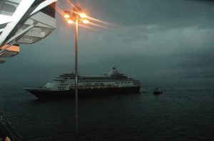 Holland America quitte le port sous l'orage