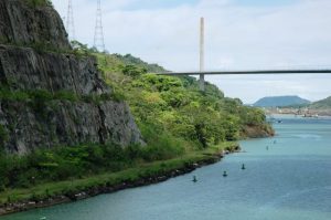 Pont a l'entrée du canal de Panama