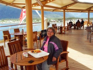 Micheline sur le pont 10 devant Sitka