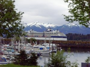 Le bateau en rade en face de Sitka