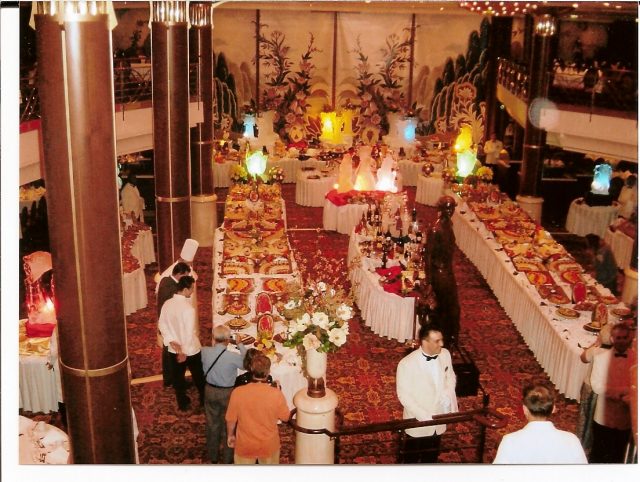 C'est ça le Grand Buffet de Minuit...