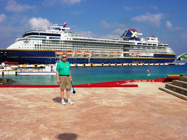 Daniel pose devant notre navire au port