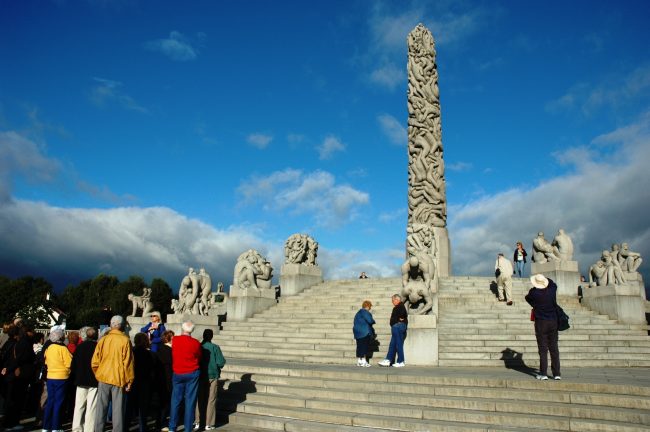 Très belle photo de la Colonne de vie et le groupe