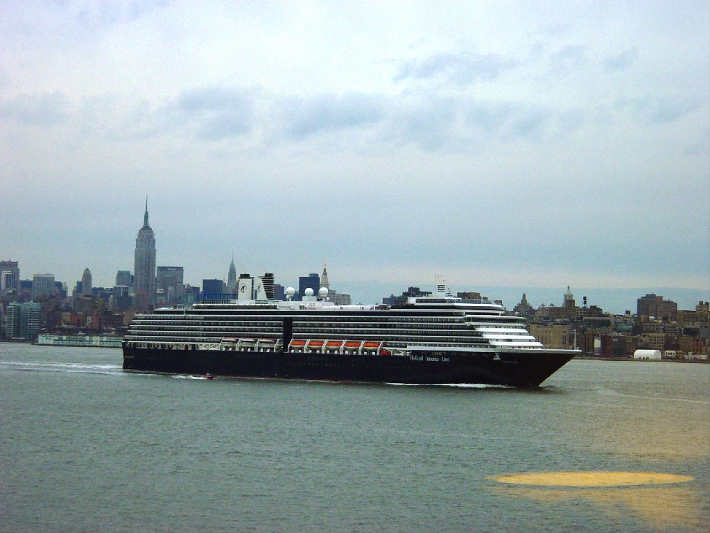 Un navire de Holland America quitte le port de NY